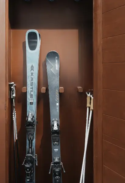 Skis dans le chalet