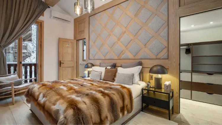 Suite principale avec lit king size et balcon