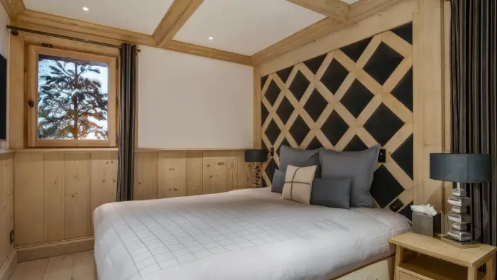 Chambre VIP La Blue, aux tons bleus et au décor de bois