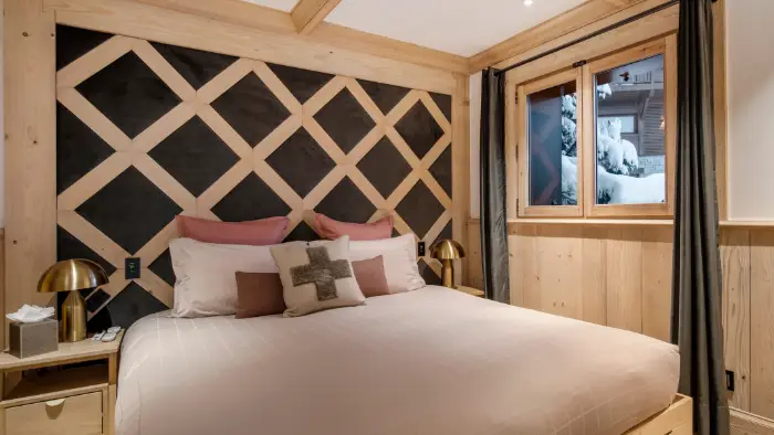Chambre VIP La Red, aux tons rosés et au décor de bois