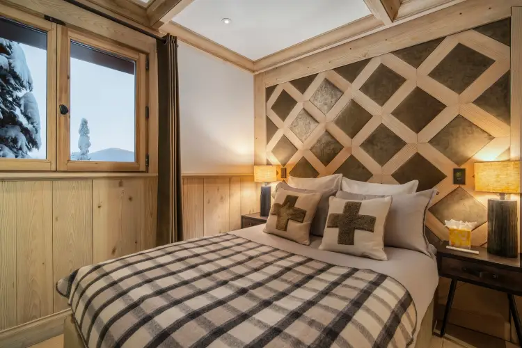 Chambre double avec lit et décoration en bois
