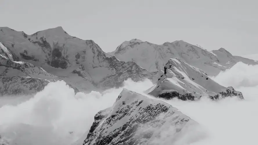 Sommets enneigés au-dessus des nuages