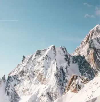 Sommets enneigés sous un ciel bleu