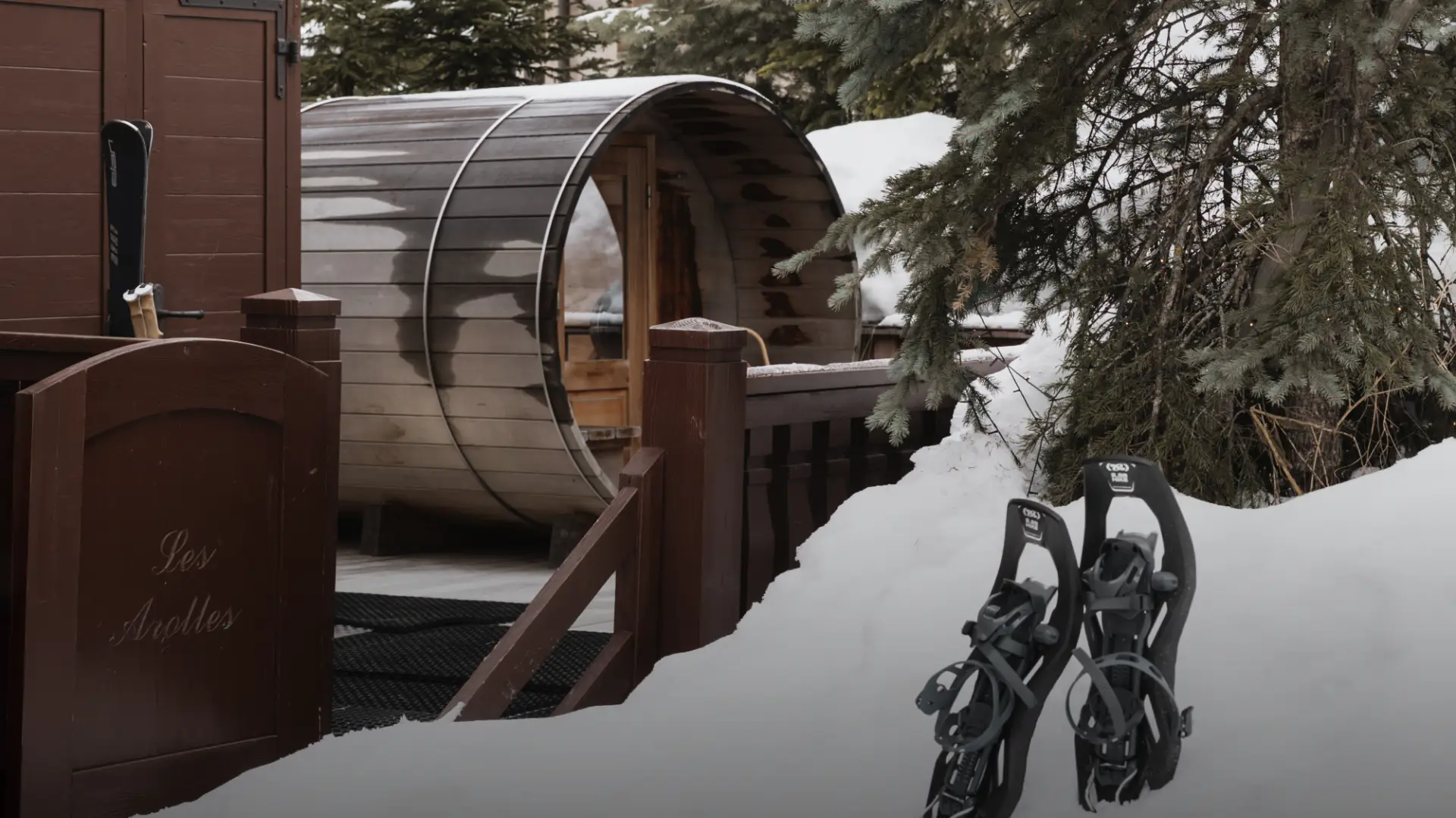 Sauna extérieur dans la neige