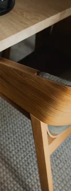 Détail du mobilier en bois du chalet