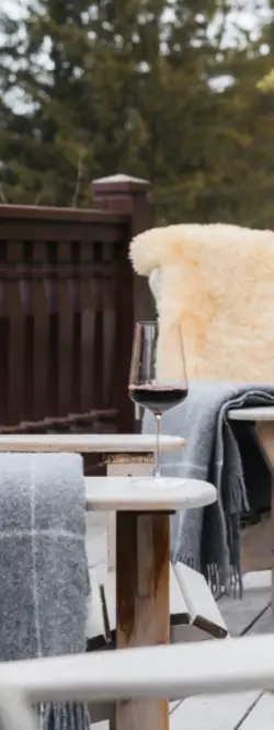 Fauteuil et plaid sur la terrasse du chalet