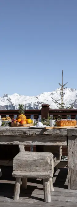 Petit-déjeuner sur la terrasse face aux sommets enneigés