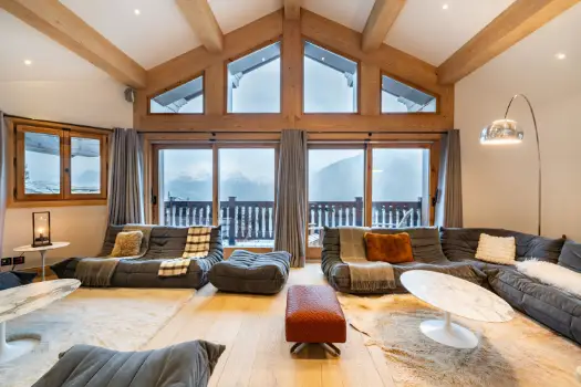 Salon du chalet et grandes baies vitrées