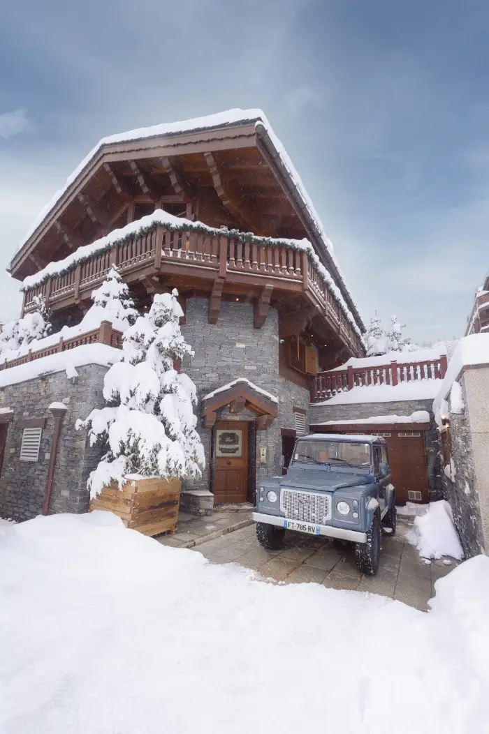 Façade du chalet sous la neige