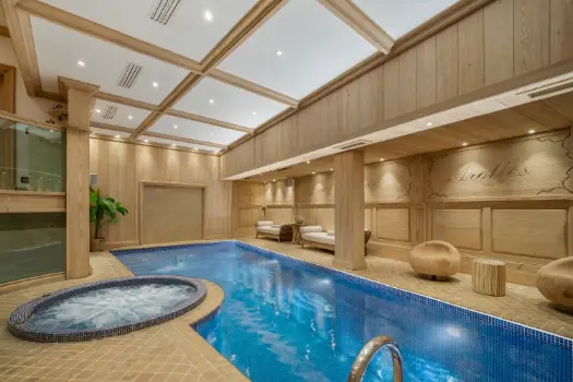 Piscine intérieure du chalet