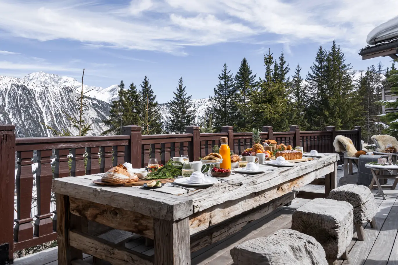 Petit déjeuner sur la terrasse avec vue sur les montagnes