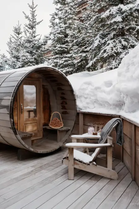 Sauna extérieur dans la neige