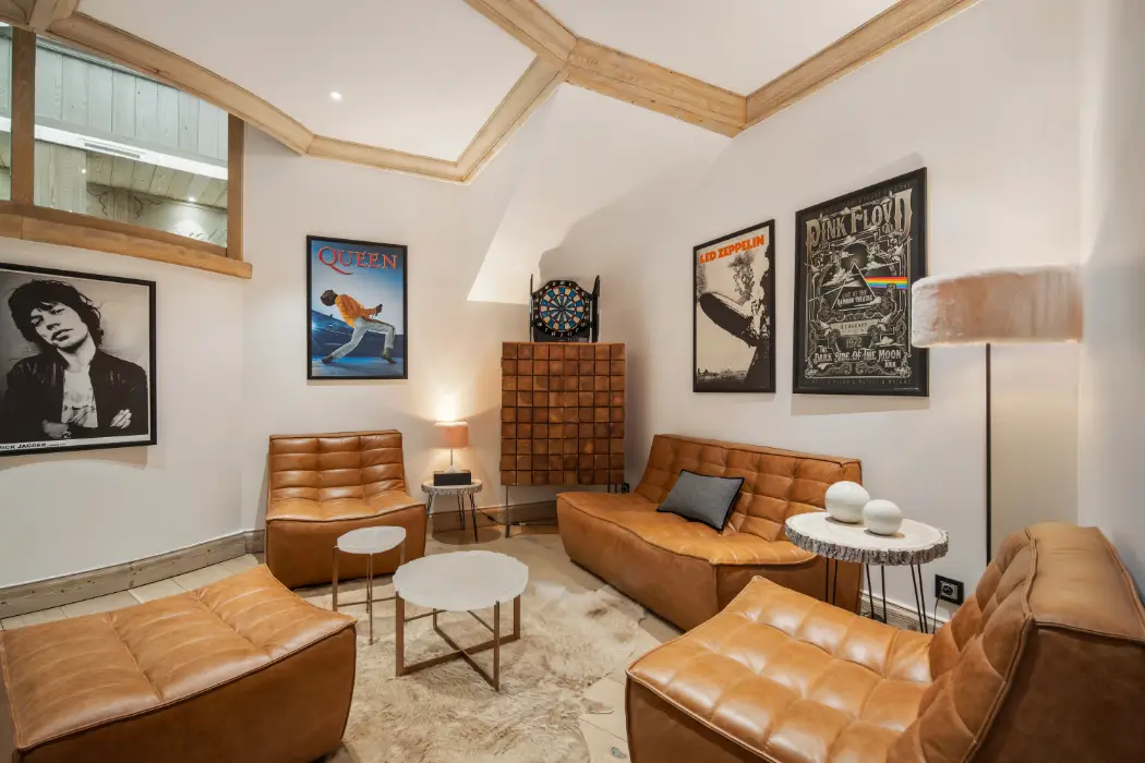 Salon avec fauteuils en cuir