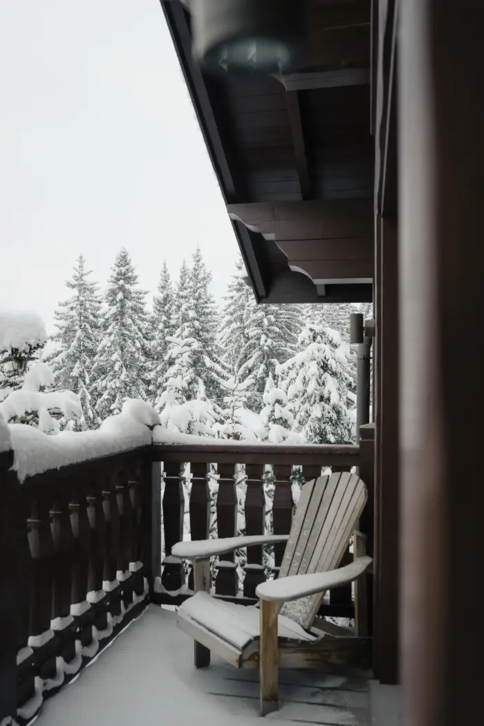 Fauteuil sur un balcon enneigé