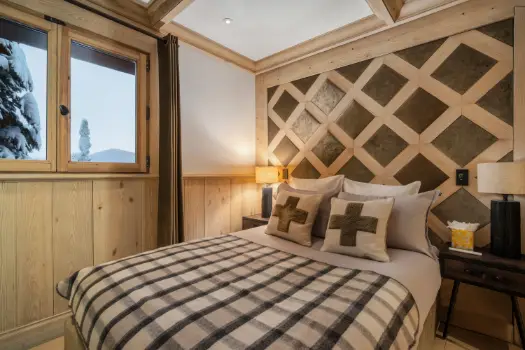 Chambre avec décoration en bois