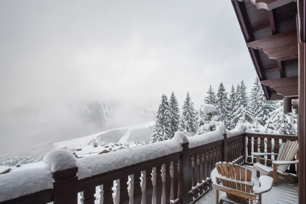 Vue sur les sapins enneigés depuis le balcon