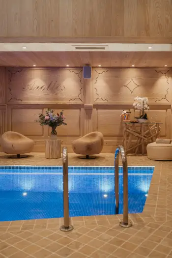 Bassin de la piscine intérieure