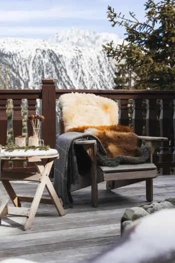 Fauteuil au soleil sur la terrasse