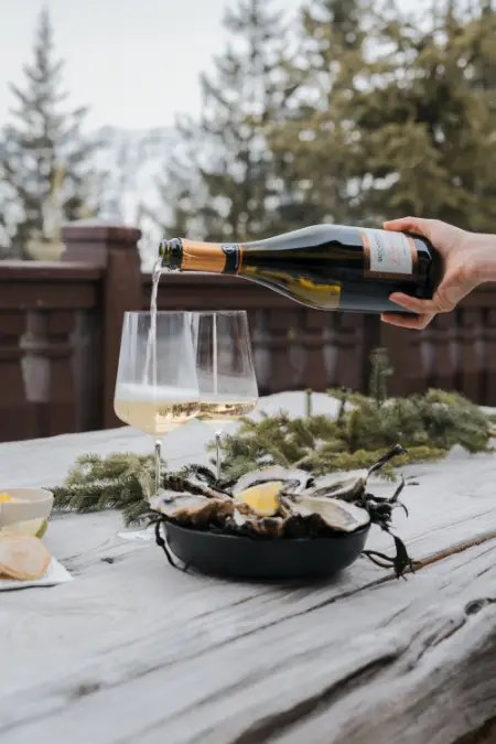 Service du vin à table sur la terrasse