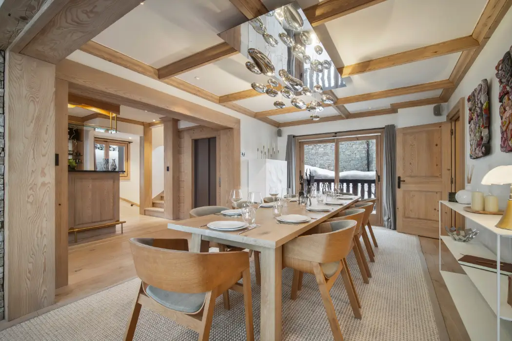 Salle à manger et lustre du chalet