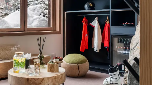 Ski room with dedicated wardrobe, ski boots and refreshments